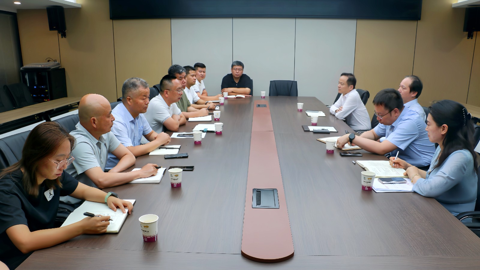 中陜核集團(tuán)黨委書(shū)記、董事長(zhǎng)朱華平到二一四隊(duì)調(diào)研